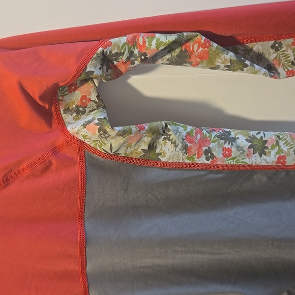 Patagonia Women's Long Sleeve Surf Shirt / Rashguard - Picture 11 of 11